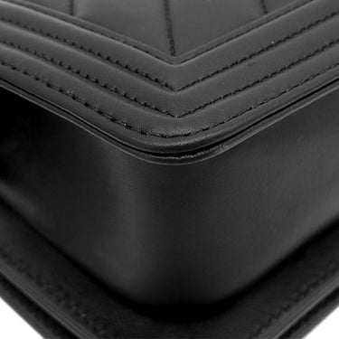 シャネル CHANEL ミニ ボーイシャネル ブラック ラムスキン ショルダーバッグ ゴールド金具 シェブロン Vステッチ