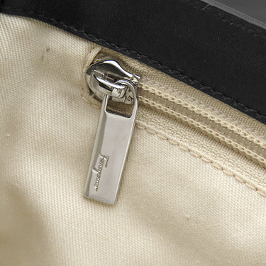 サルヴァトーレ・フェラガモ Salvatore Ferragamo ガンチーニ ブラック レザー ショルダーバッグ シルバー金具 肩掛け 黒