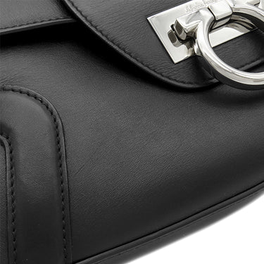 サルヴァトーレ・フェラガモ Salvatore Ferragamo ガンチーニ ブラック レザー ショルダーバッグ シルバー金具 肩掛け 黒