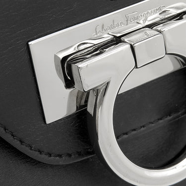 サルヴァトーレ・フェラガモ Salvatore Ferragamo ガンチーニ ブラック レザー ショルダーバッグ シルバー金具 肩掛け 黒