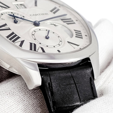 腕時計 カルティエ Cartier ドライブ ドゥ カルティエ ラージデイト WSNM0005 自動巻き メンズ シルバー ローマン 青針 ギョーシェ