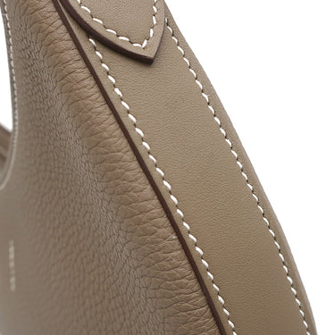 エルメス HERMES プティ アルソン エトゥープ トゴ ヴォースイフト ショルダーバッグ シルバー金具 グレージュ ハーフムーン 2024年製