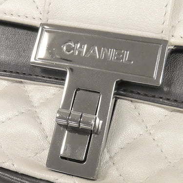 シャネル CHANEL マトラッセ チェーンショルダー ホワイト×ブラック レザー ショルダーバッグ ガンメタル金具 メタリック ダブルフラップ