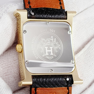 腕時計 エルメス HERMES Hウォッチ MM HH1.501 クオーツ メンズ レディース ホワイト 白 GP 金 メッキ H型 アラビア スクエア