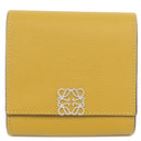 ロエベ LOEWE アナグラム トライフォールド ウォレット マスタード グレインカーフレザー ペブルグレインカーフ 二つ折り財布 シルバー金具 コンパクトウォレット 黄色