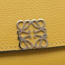 ロエベ LOEWE アナグラム トライフォールド ウォレット マスタード グレインカーフレザー ペブルグレインカーフ 二つ折り財布 シルバー金具 コンパクトウォレット 黄色