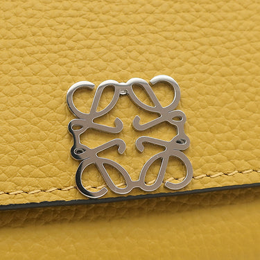 ロエベ LOEWE アナグラム トライフォールド ウォレット マスタード グレインカーフレザー ペブルグレインカーフ 二つ折り財布 シルバー金具 コンパクトウォレット 黄色