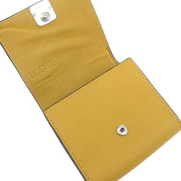 ロエベ LOEWE アナグラム トライフォールド ウォレット マスタード グレインカーフレザー ペブルグレインカーフ 二つ折り財布 シルバー金具 コンパクトウォレット 黄色