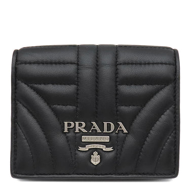 プラダ PRADA メタルロゴ コンパクトウォレット 1MV204 ブラック レザー 二つ折り財布 マットシルバー金具 ソフトカーフ キルティング