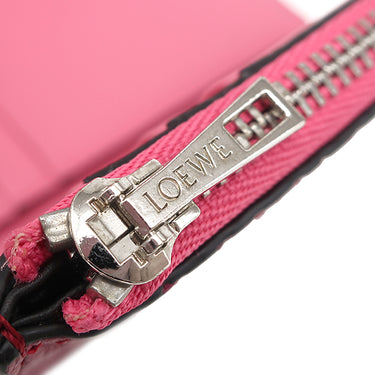 ロエベ LOEWE リピート スモール バーティカル ウォレット C499S97X04 ラズベリー カーフ エンボスシルクカーフ 三つ折り財布 シルバー金具 アナグラム エンボス加工