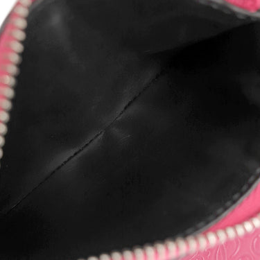 ロエベ LOEWE リピート スモール バーティカル ウォレット C499S97X04 ラズベリー カーフ エンボスシルクカーフ 三つ折り財布 シルバー金具 アナグラム エンボス加工