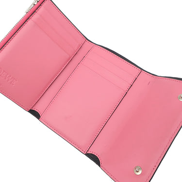 ロエベ LOEWE リピート スモール バーティカル ウォレット C499S97X04 ラズベリー カーフ エンボスシルクカーフ 三つ折り財布 シルバー金具 アナグラム エンボス加工