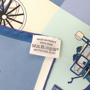 カレ90 CARRE ブルー×ホワイト×マルチカラー シルク スカーフ 【 VOITURES EXQUISES / 精巧な馬車】